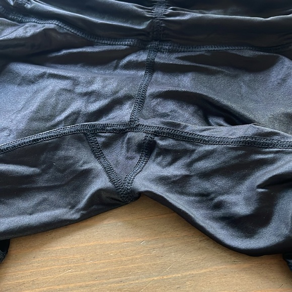 Carbon38 shiney leggings withh mesh on knees and lower thighs. Chill by Will - Picture 5 of 6